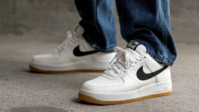 Photo d'une paire de baskets Nike Air Force 1 blanches, portées par un adolescent