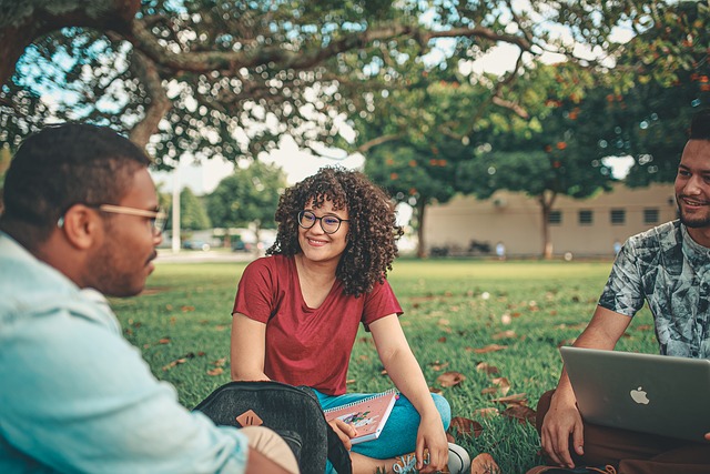 Trois étudiants profitant d'une pause entre deux cours.