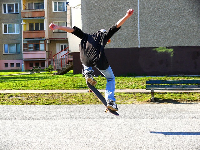 Un adolescent faisant du skate devant chez lui.