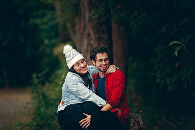 Un couple se baladant en forêt.