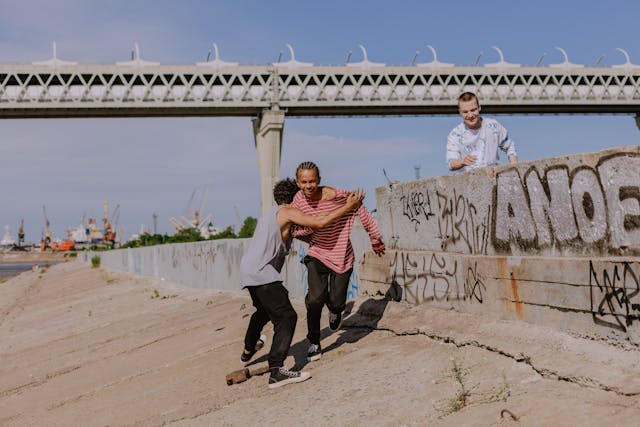 Des ados jouant dans la rue