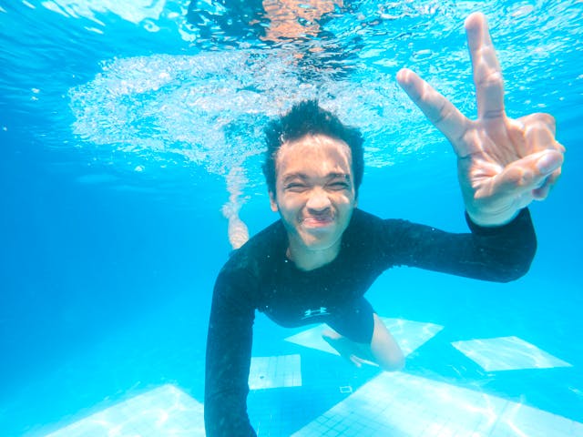 Un jeune homme à la piscine
