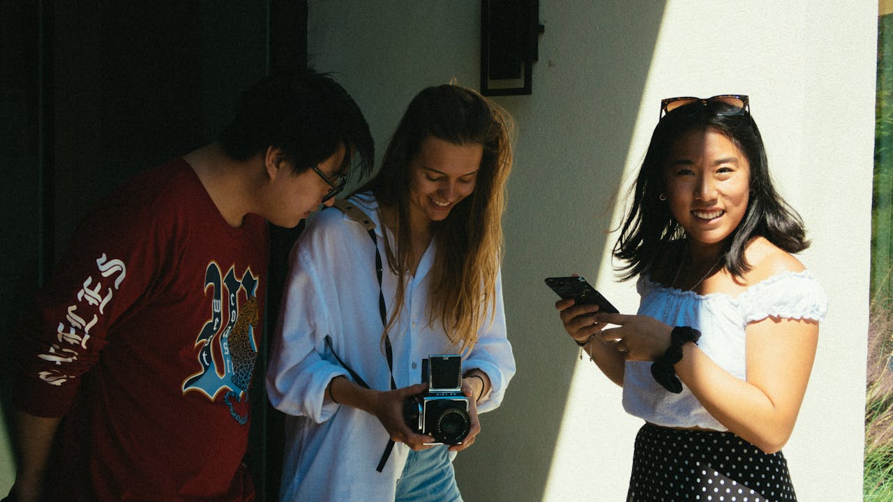 Des jeunes réalisant un shooting photo.