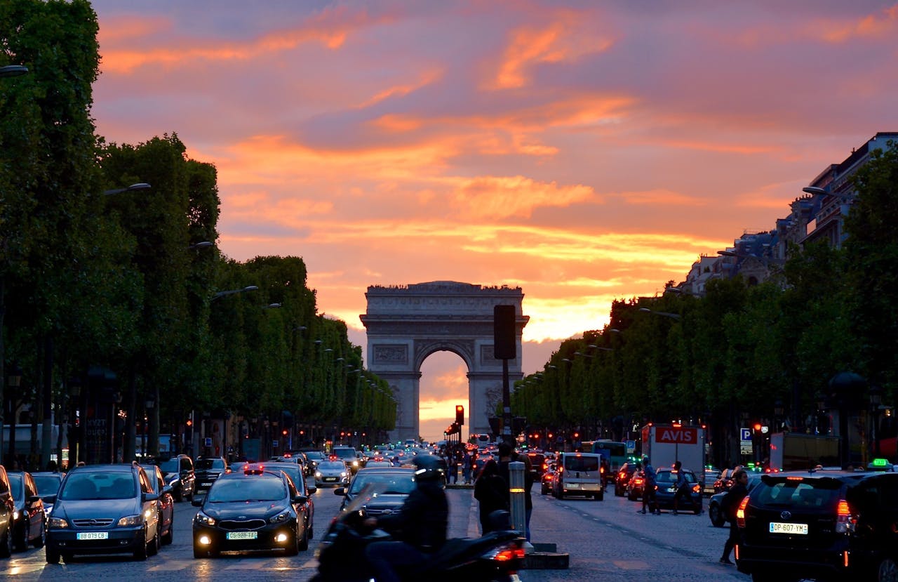 Couché de soleil sur les Champs Elysées.