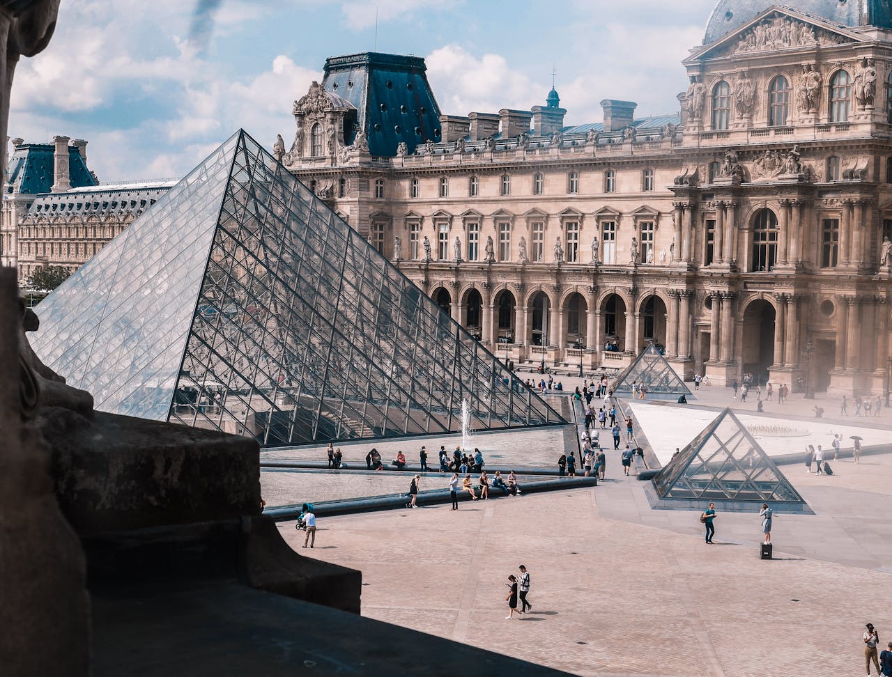 Vue du Louvre depuis un bâtiment.