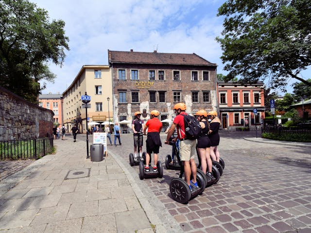 Une famille faisant du segway.