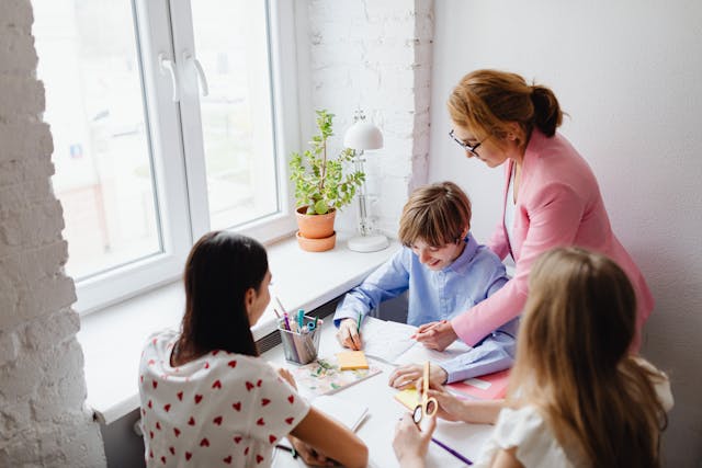 Des ados faisant leurs devoirs après l'école.