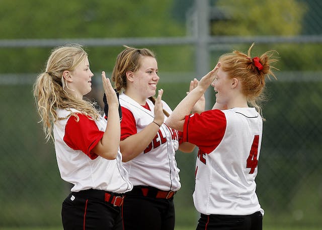 Des jeunes filles jouant au baseball.