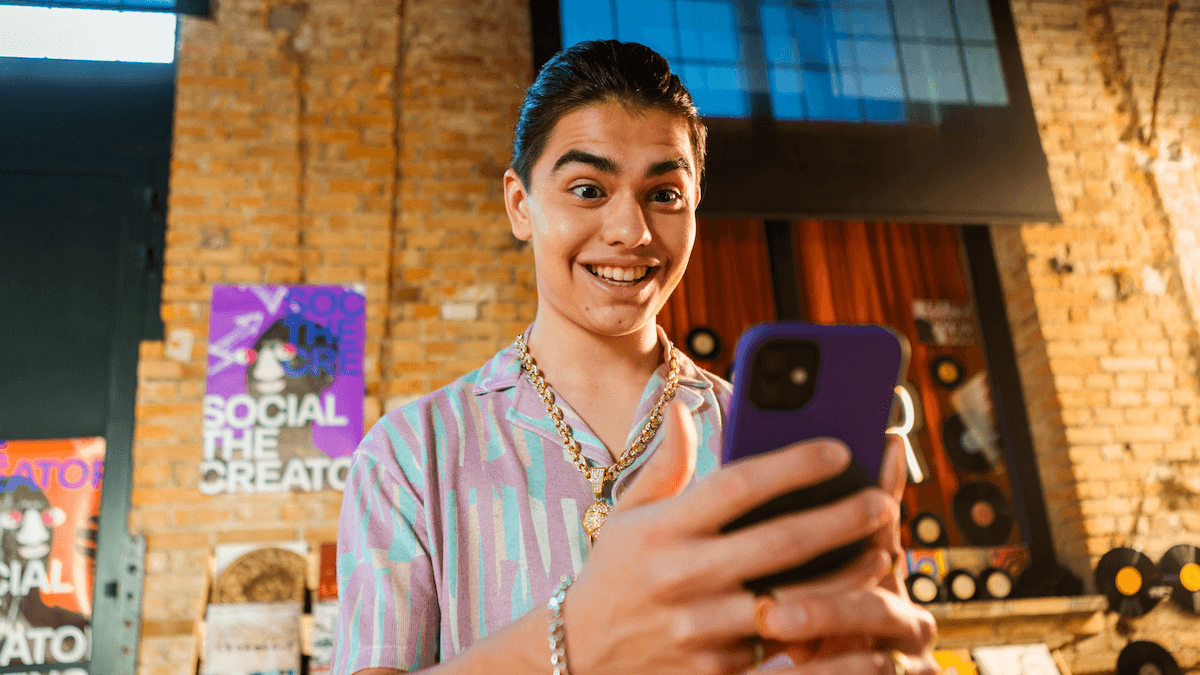 Ado utilisant l'application Kard.