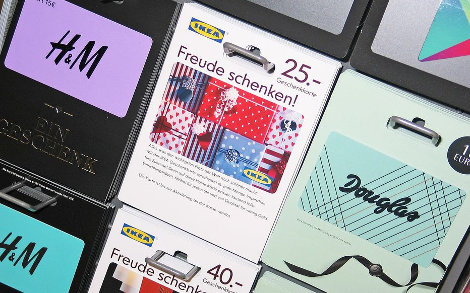 Des cartes cadeaux dans un magasin.