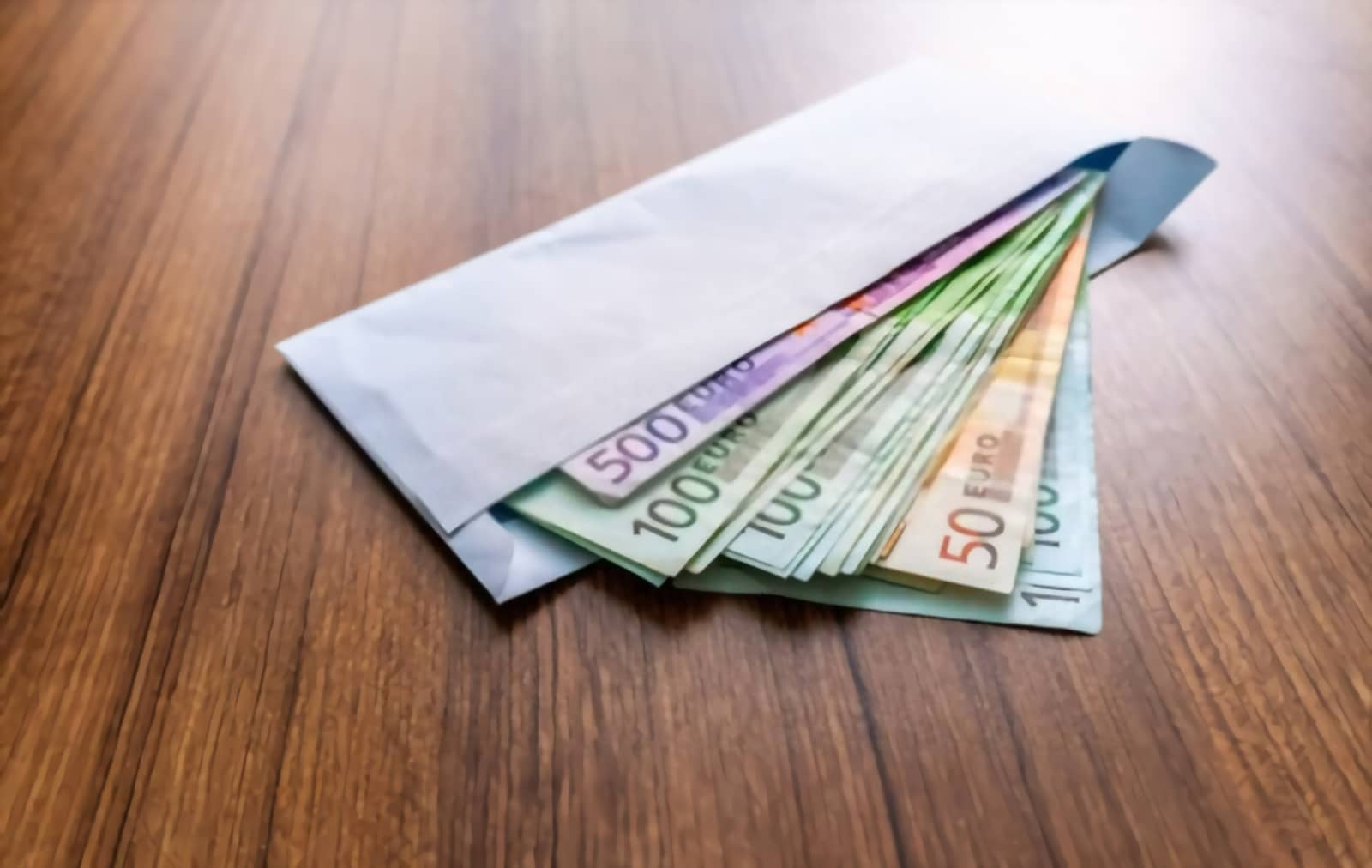 Une enveloppe de billets en guise de cadeau. 