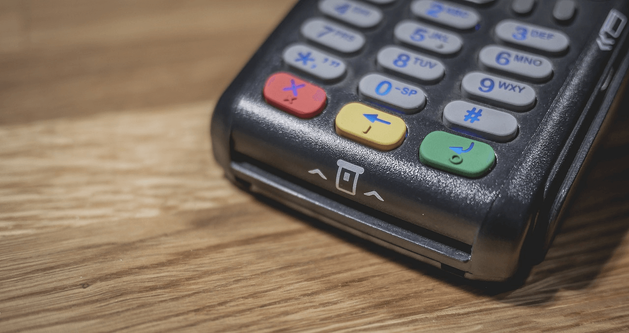 Un terminal de paiement permettant de régler avec une carte bancaire ou de crédit.