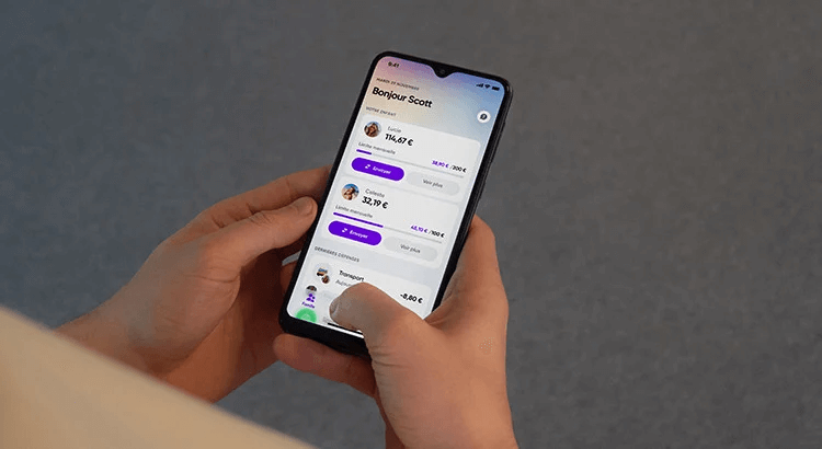 Un parent vérifiant la situation de ses enfants sur Kard.