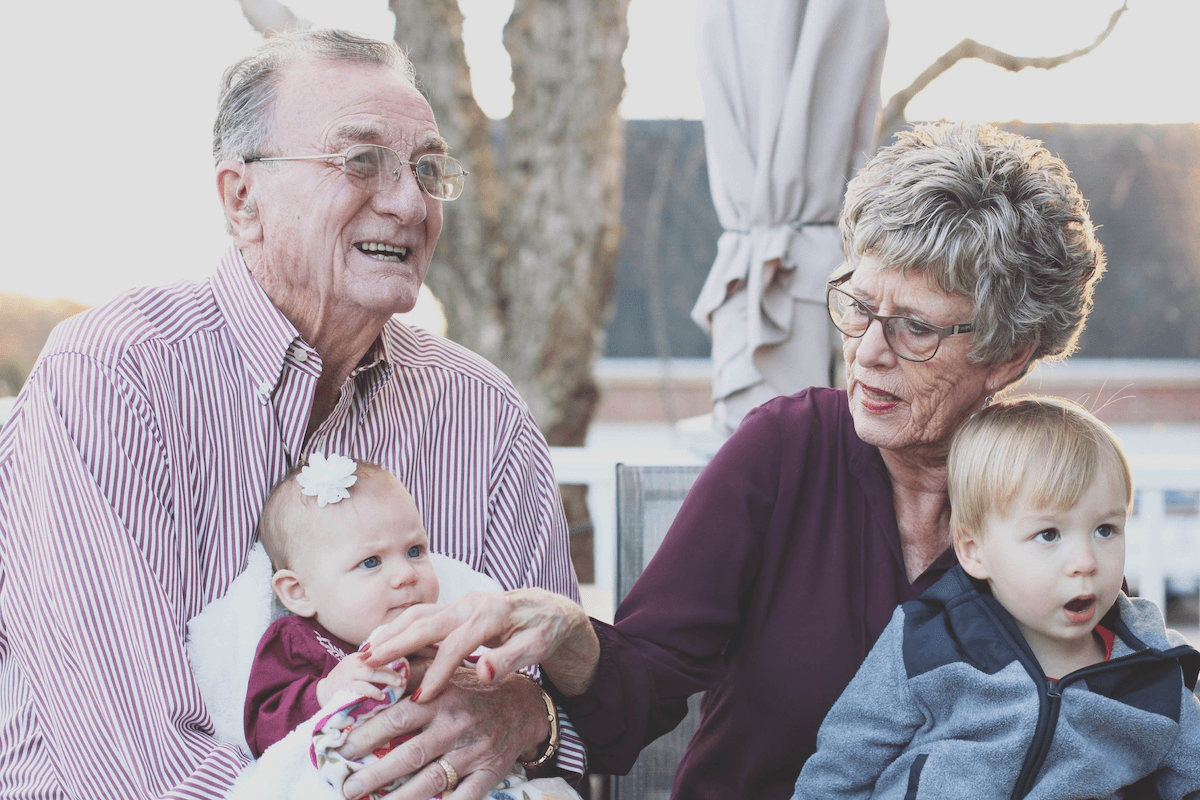 Grands parents avec leur arrière petits enfants discutant de faire une donation.