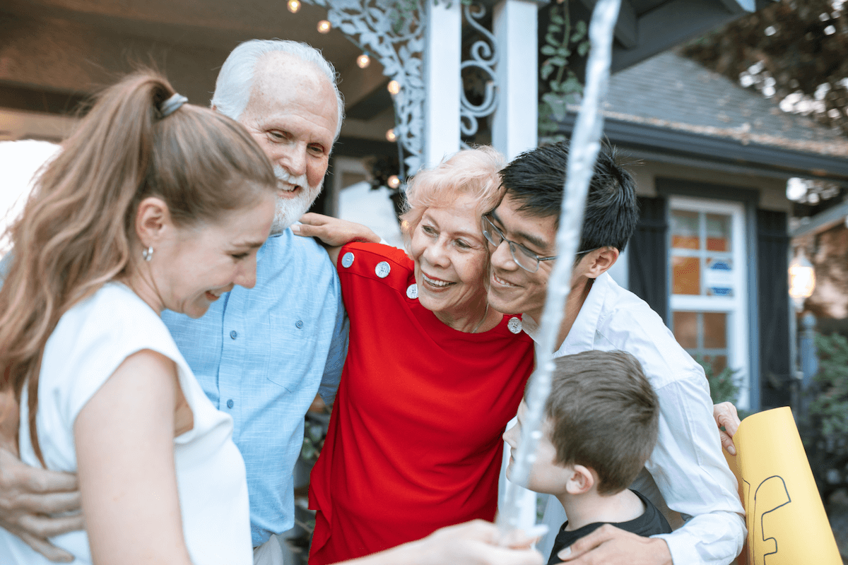 Grands parents avec leur arrière petits enfants après un don familial.