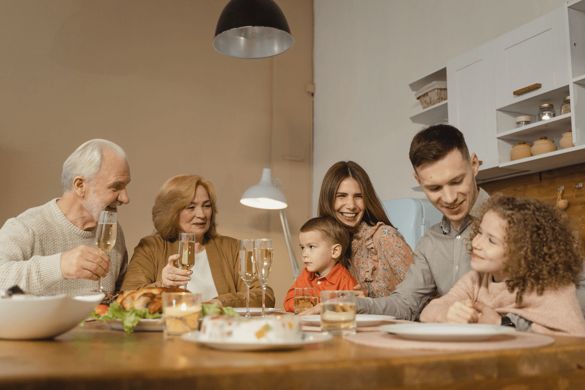 Une famille au complet en train de manger.