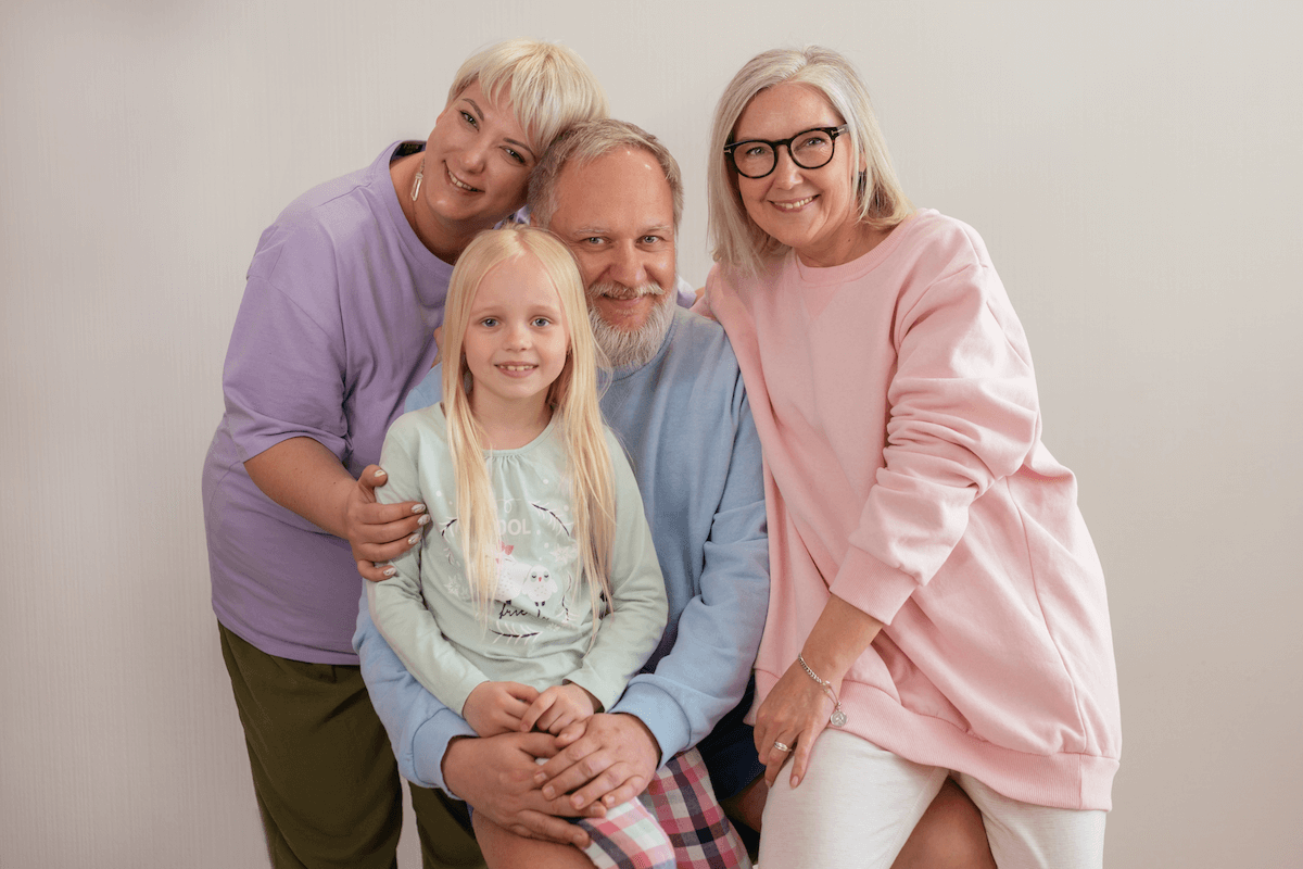 Photo de famille avec les grands parents avec leurs petits enfants.