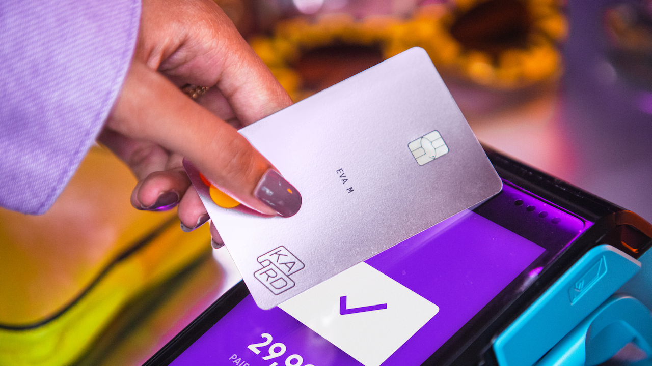 Une ado utilisant la carte reliée à son compte courant.