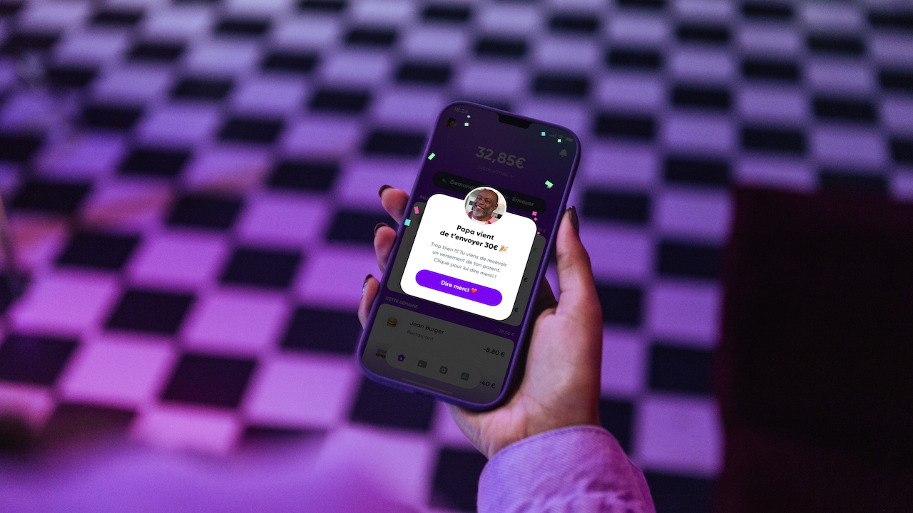 Une ado consultant ses comptes en début de mois.