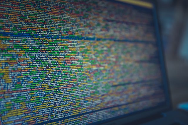 Une personne tentant une fraude au faux ou un phishing pour récupérer des cartes bancaires, un relevé de compte  et une adresse e mail.