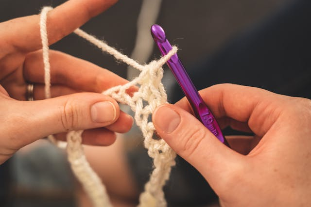 Une personne réalisant différentes façons des faire du crochet.