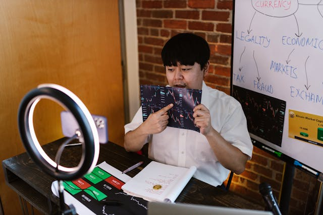 Un influenceur en train de gagner de l'argent sur les réseaux sociaux.